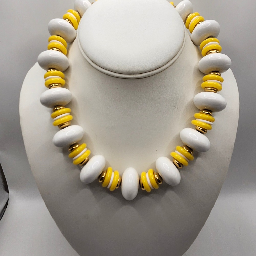 Vintage Chunky White and Yellow Beaded Statement Necklace Gold Tone‎ Accents